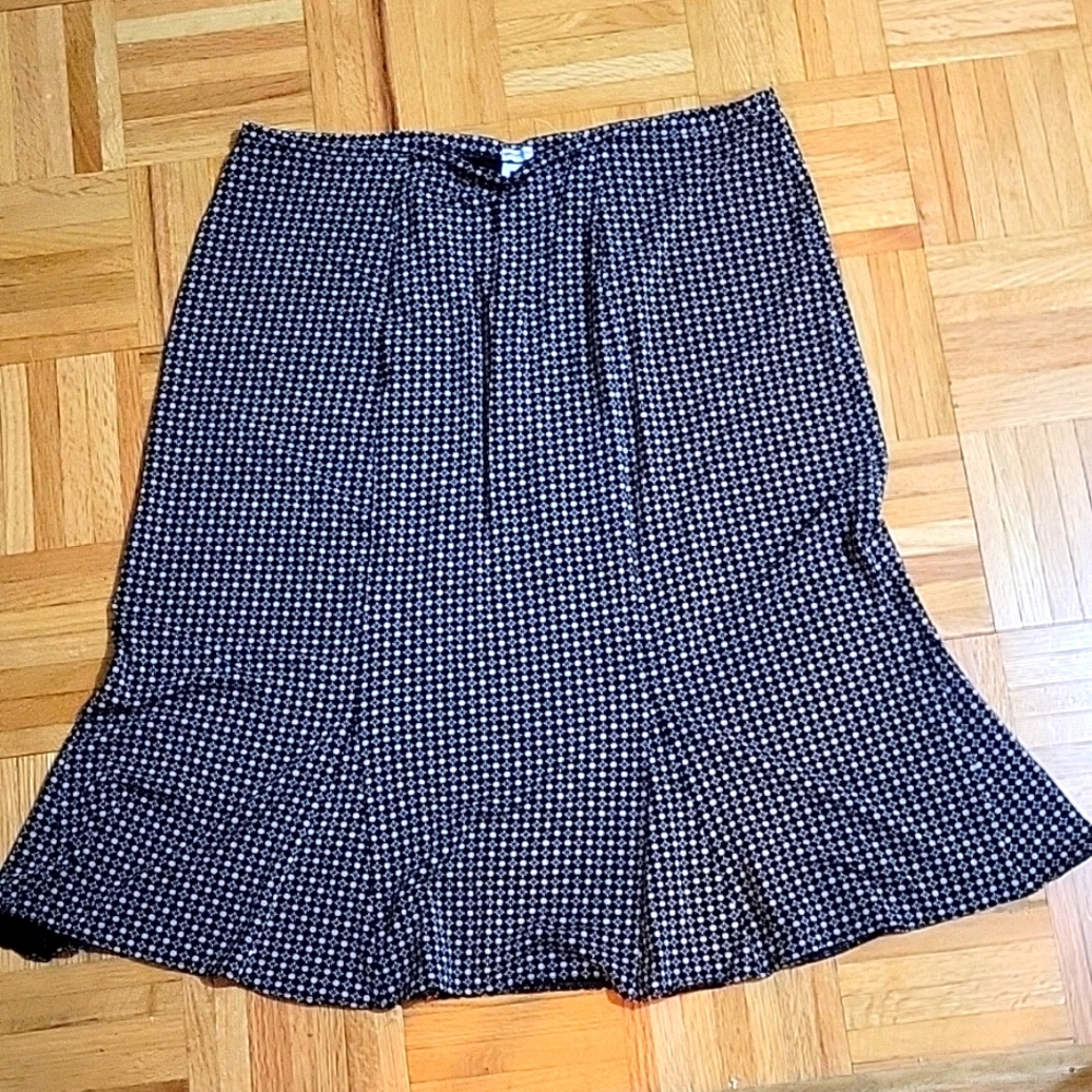 Gap black and white stretchy, tulip style skirt.
